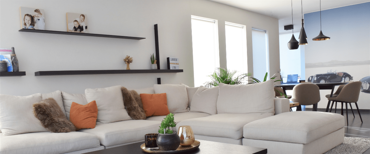 Woonkamer met sofa en bijzettafel in een realisatie van Zinder.