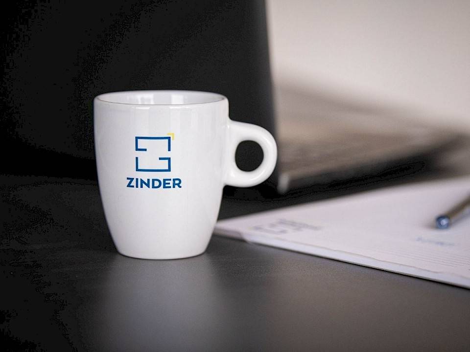 Tas met het logo van Zinder.