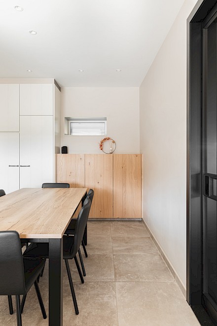Keuken: ingemaakte kasten en eettafel