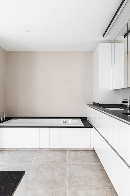 Badkamer: zicht op het ligbad