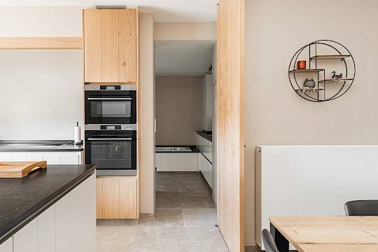 Nieuwe keuken renovatie Zinder met ingewerkte deur